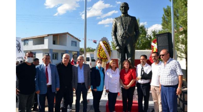 Doğdukları mahalleye 3,5 metrelik Atatürk heykeli yaptırdılar