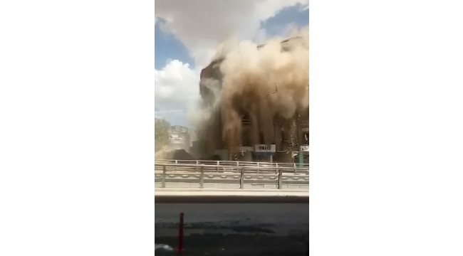 Elazığ'da kontrollü şekilde yıkılan binanın çökme anı kamerada