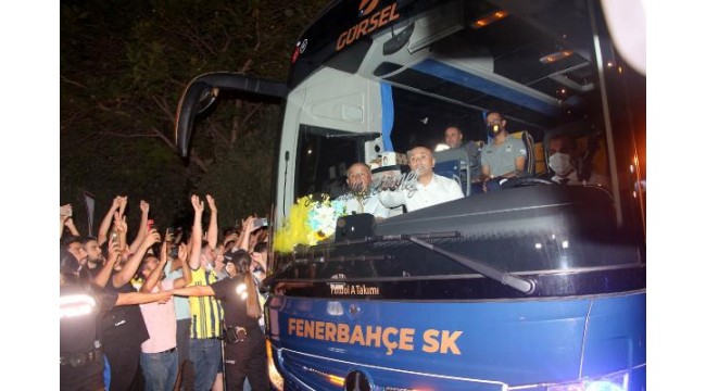 Fenerbahçe kafilesi, Adana'ya geldi; karşılamada Galatasaraylı taraftarlar dikkat çekti