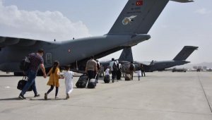 Fotoğraflar Kabil'den askeri uçakla İslamabad'a götürülen 200 Türk, THY uçağıyla İstanbul'a getirilecek
