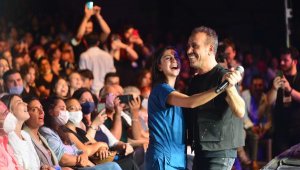 Haluk Levent, konserinde sağlık çalışanıyla dans etti