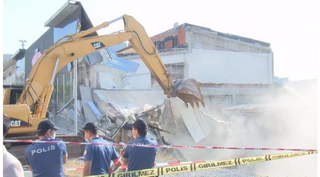 İkitelli'de işyerinde çökme yaşanan bina ekipler tarafından yıkıldı