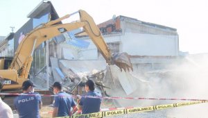 İkitelli'de işyerinde çökme yaşanan bina ekipler tarafından yıkıldı