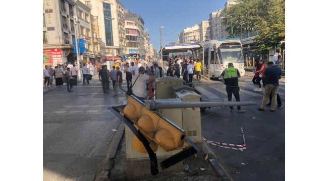 İSTANBUL- Fatih'te tramvay durağındaki trafik ışıkları tramvay yoluna devrildi