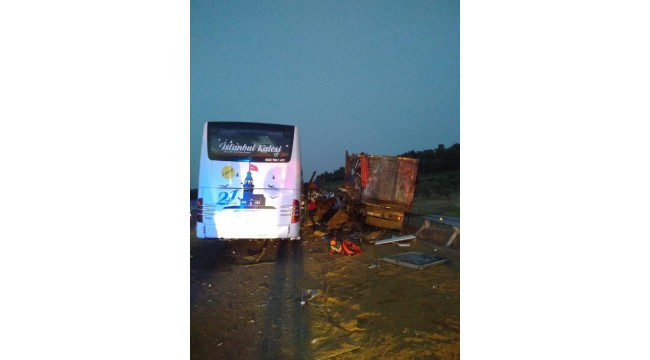 Manisa'da yolcu otobüsü TIR'a çarptı: 9 ölü, 30 yaralı