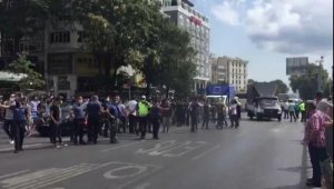 Nakliyeciler Ordu Caddesi'nin trafiğe kapatılmasını protesto etti