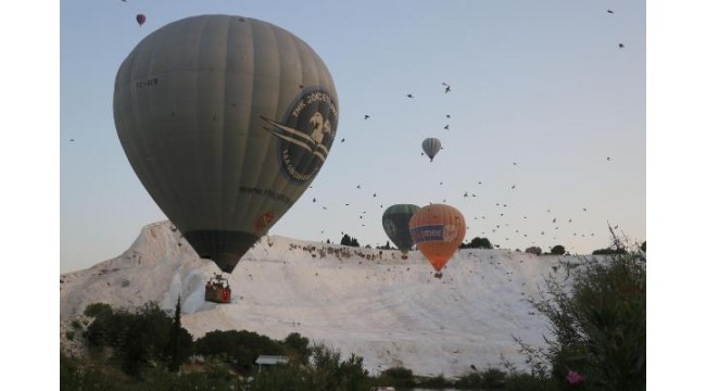 Pamukkale'de sıcak hava balonları Türk bayraklarıyla havalandı