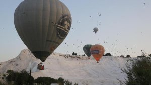 Pamukkale'de sıcak hava balonları Türk bayraklarıyla havalandı