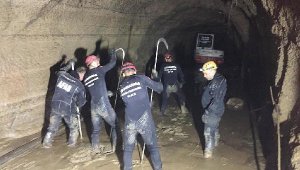 Sel basan HES tüneli inşaatında kaybolan işçiyi arama çalışmaları sürüyor