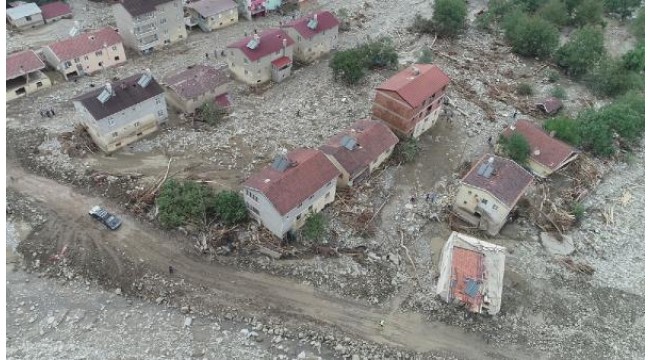Selin vurduğu Ayancık'ta tomruklar dereyi tıkadı, 35 yıllık afet evleri yıkıldı