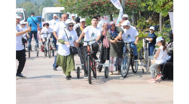 Serebral palsi hastası bireyler özel düzenekli bisikletlerle yarıştı