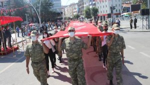 Sivas ve Tokat'taki törenlerde askerlerin maske hassasiyeti