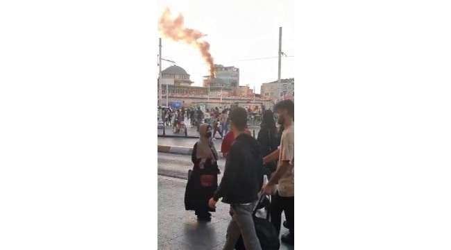 Taksim'de binanın cephesi alev alev yandı-1