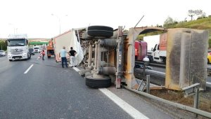 Tuzla'da TIR kamyonla çarpıştı: 3 yaralı