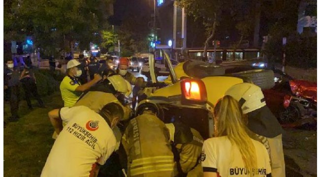 Üsküdar'da lüks otomobil ve taksi çarpıştı: 1'i ağır 3 yaralı