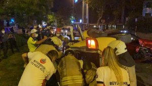 Üsküdar'da lüks otomobil ve taksi çarpıştı: 1'i ağır 3 yaralı