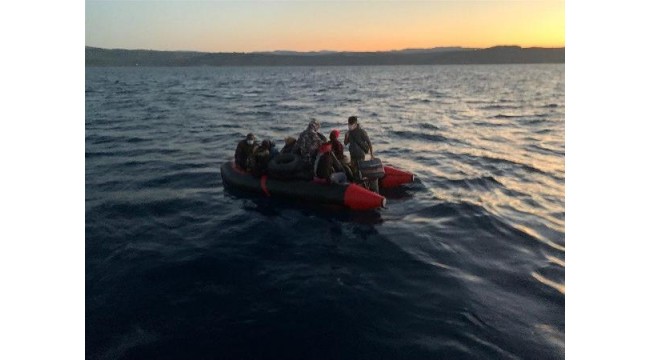 Yunanistan'ın ölüme terk ettiği 12 kaçak göçmen kurtarıldı