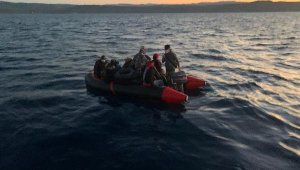 Yunanistan'ın ölüme terk ettiği 12 kaçak göçmen kurtarıldı