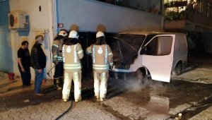 Ataşehir'de yanan minibüse vatandaşlar müdahale etti
