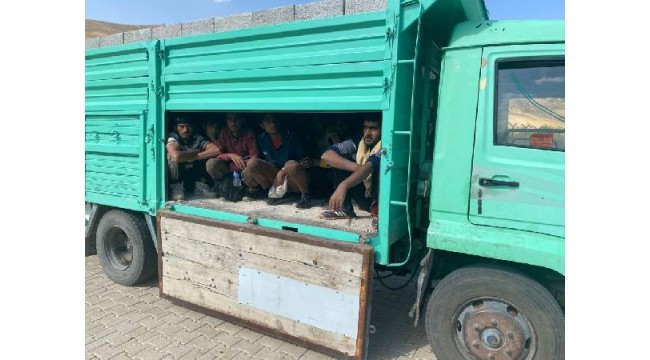 Briket yüklü kamyonette 27 kaçak göçmen yakalandı