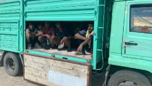 Briket yüklü kamyonette 27 kaçak göçmen yakalandı