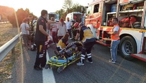 Düzce'de otomobil önündeki otomobile çarptı: 5 yaralı