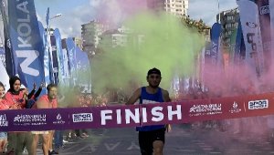 İstanbul'u Koşuyorum yarışlarının 2'nci etabı Caddebostan Colour Run renkli görüntülere sahne oldu 