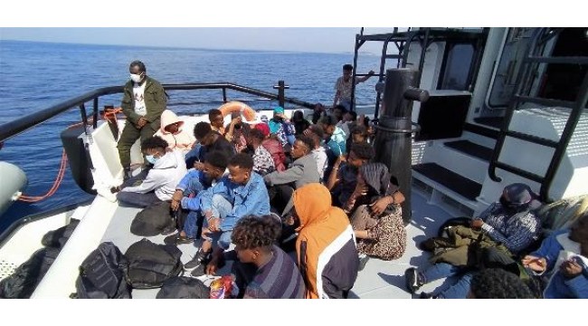 İzmir açıklarında 58 kaçak göçmen kurtarıldı