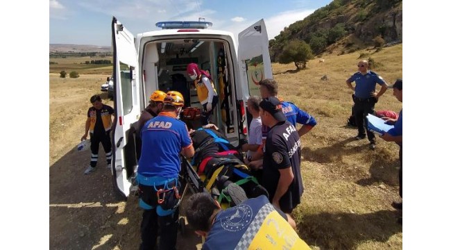 Kayalıklara düşen yamaç paraşütçüsü yaralandı