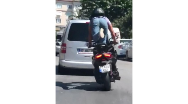 Motosiklet üzerinde ayağa kalkan sürücüye 1483 lira ceza