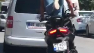 Motosiklet üzerinde ayağa kalkan sürücüye 1483 lira ceza