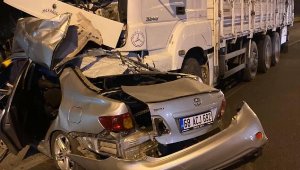Otomobil, karşı şeride geçip kamyonun altına girdi: 1 ölü