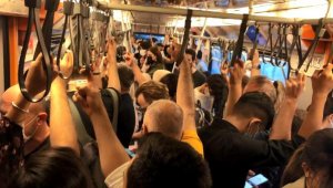 Trafik yoğunluğu yüzde 72'ye çıktı.. Metro-metrobüste  sosyal mesafesiz yolculuk
