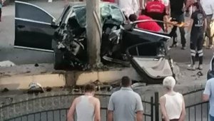 Yön tabelasına çarpan otomobilin sürücüsü astsubay hayatını kaybetti