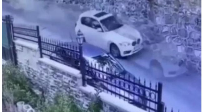 Sarıyer'de otomobilin istinat duvarına çarptığı kaza kamerada