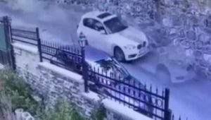 Sarıyer'de otomobilin istinat duvarına çarptığı kaza kamerada