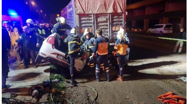 Otomobil, kamyonun altına girdi: 3 ölü  