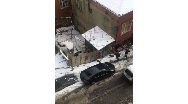 Arnavutköy'de kar yağışıyla aynı sokakta peş peşe kazalar yaşandı