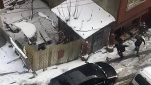 Arnavutköy'de kar yağışıyla aynı sokakta peş peşe kazalar yaşandı