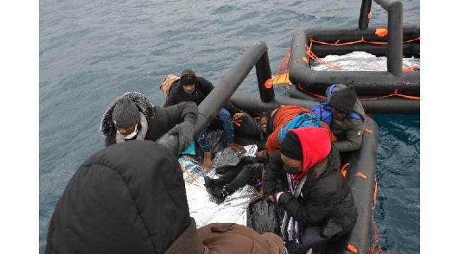 Ayvalık açıklarında 27 kaçak göçmen kurtarıldı