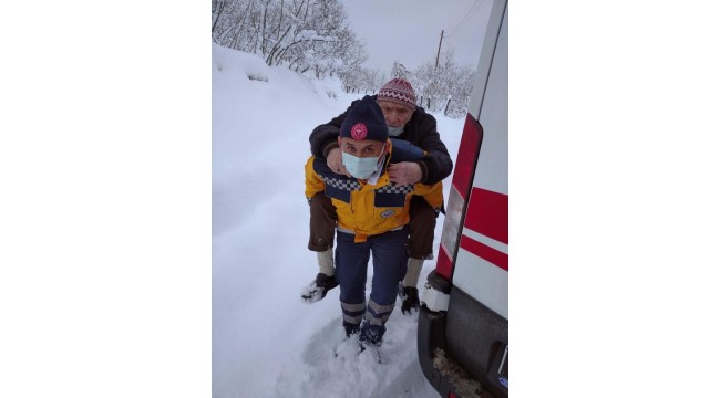 Bakan Koca: Ekiplerimiz, karla mücadele devam ederken hastalarımıza ulaşmayı başarıyor