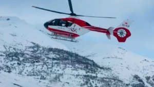 Çatak'taki koah hastası kadın, ambulans helikopterle Van'a ulaştırıldı