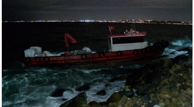 Kadıköy'de balıkçı teknesi kayalıklara çarptı