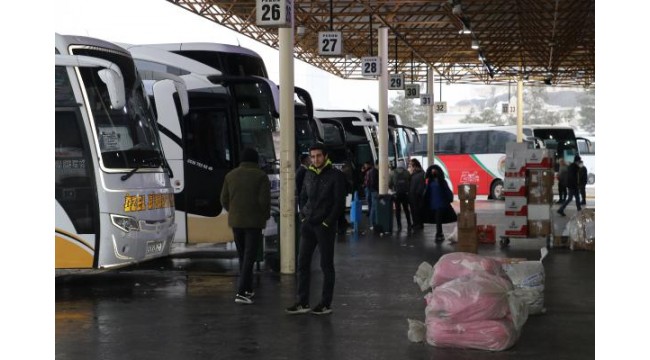 Kar nedeniyle Diyarbakır'da otobüs seferleri durduruldu, yolcular otogarda bekletiliyor