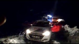 Muş'ta 8 araçta mahsur kalan 50 kişi ekiplerce kurtarıldı