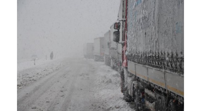 Tokat'ta yolcu otobüslerine 'kar' engeli; 200 kişi yurtlarda misafir ediliyor