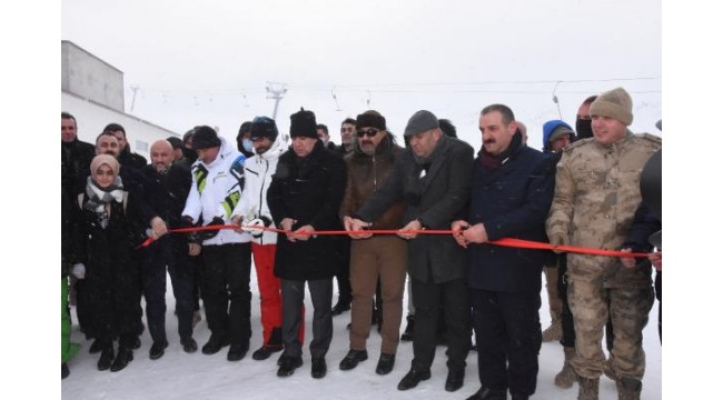 Türkiye'de üniversite kampüsü içerisindeki ilk kayak merkezi Bitlis'te açıldı