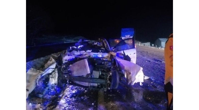 Yozgat'ta kamyona çarpan otomobildeki 3 kişi öldü, 2 kişi yaralandı
