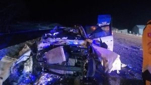 Yozgat'ta kamyona çarpan otomobildeki 3 kişi öldü, 2 kişi yaralandı