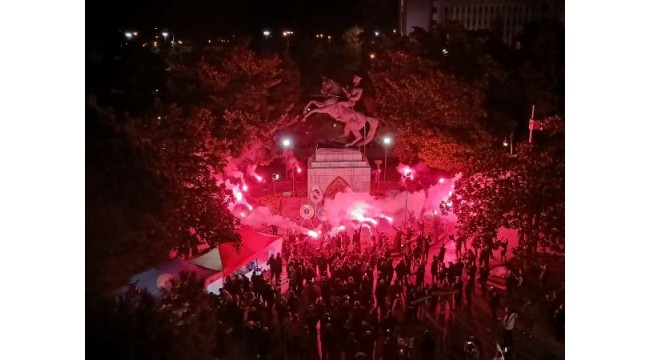 Atatürk Anıtı'na halat bağlayan 2 şüpheliye gözaltı
